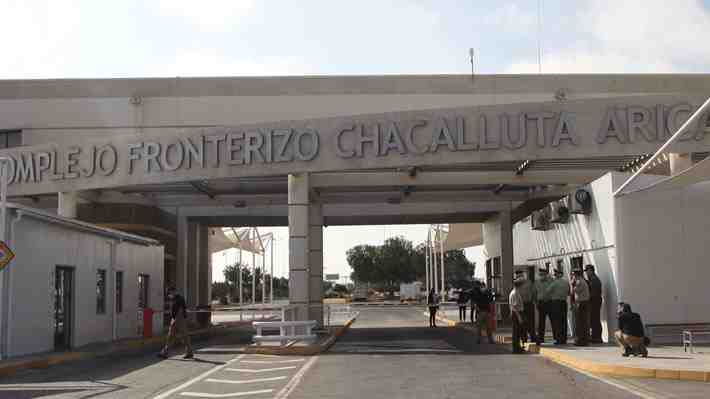 Cerca de 100 personas intentan burlar seguridad de paso fronterizo Chacalluta para ingresar en masa a Chile