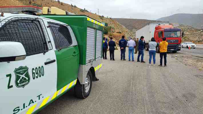 Muerte de tres PDI en accidente: Automóvil en que viajaban chocó a camión estacionado en berma