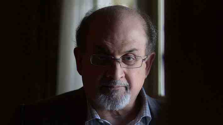Salman Rushdie reveló un extracto de su próxima novela, cuatro meses después del feroz ataque