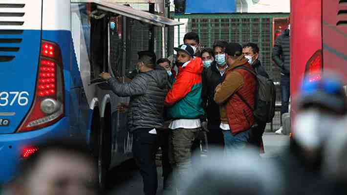PDI descubre en Lampa un bus con 65 migrantes que viajaban desde el norte