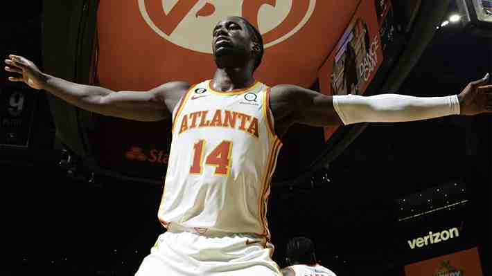 "La canasta de la que todo el mundo habla en la NBA": Mira el increíble tiro en la agonía que le dio el triunfo a Atlanta sobre Chicago