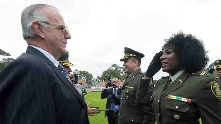Reglamento impide a mujeres negras lucir su pelo al natural: Por primera vez policía colombiana lleva su cabello afro sin alisar