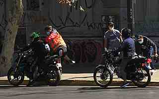 Detienen a dos "motochorros" tras realizar "tour delictual" en La Reina y Ñuñoa