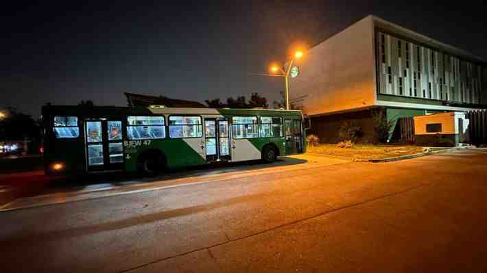 Chofer de bus RED es detenido por conducir bebiendo lata de cerveza con 15 pasajeros a bordo