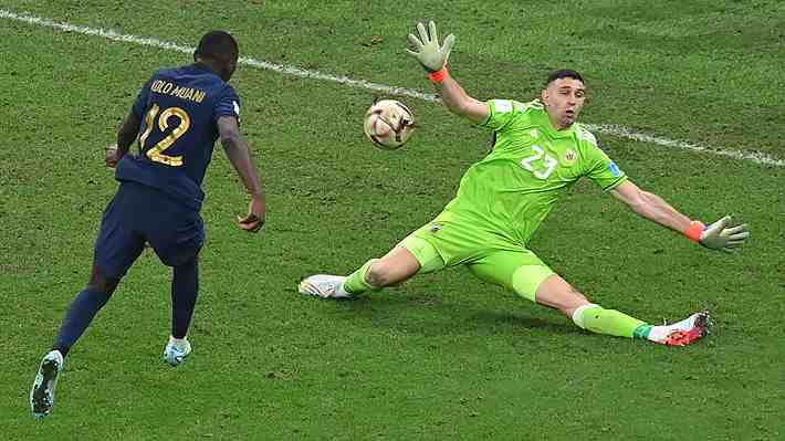 Como Iker Casillas en 2010:  Mira la heroica atajada del "Dibu" Martínez en el último minuto que impidió el triunfo de Francia en la final del Mundial