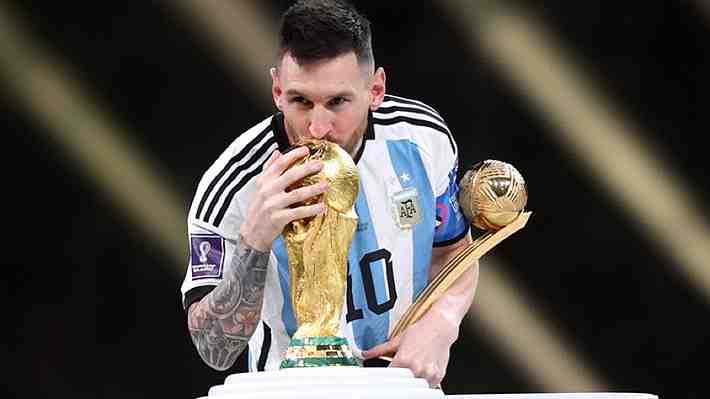 Las emocionantes palabras de Messi tras ganar el Mundial con Argentina y la increíble imagen que lo compara con Maradona