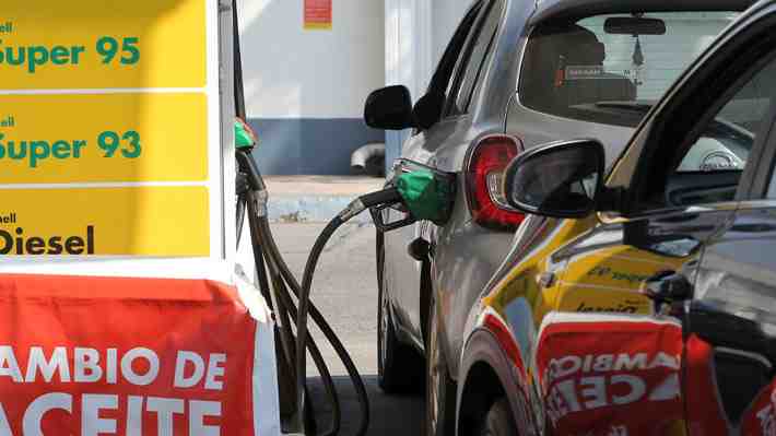 Hacienda anticipa que precio de combustibles se mantendrían a la baja "por lo menos hasta febrero"