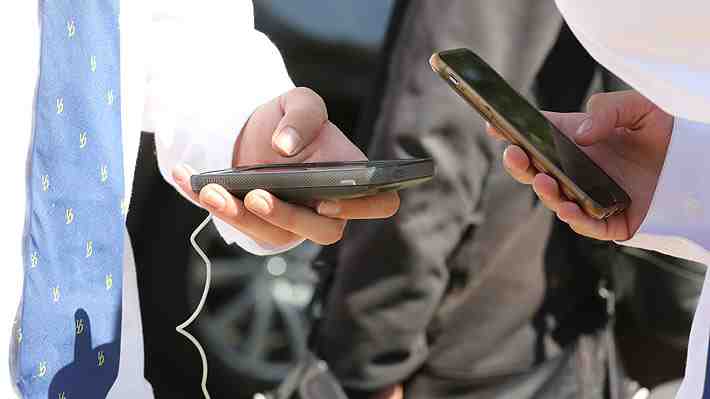 Por ser una "distracción" y "falta de respeto a los profesores": Prohíben el uso de teléfonos móviles durante las clases en Italia