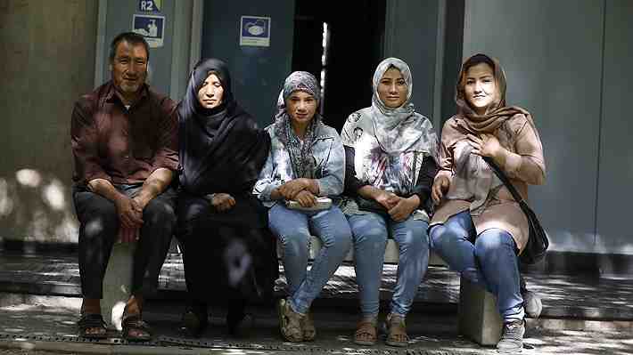 Refugiados afganos se gradúan en cursos de español y tienen ganas de permanecer en Chile