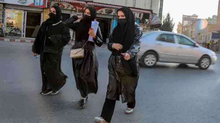 Tras excluirlas de universidades: Talibanes prohíben que las mujeres puedan trabajar en ONGs en Afganistán
