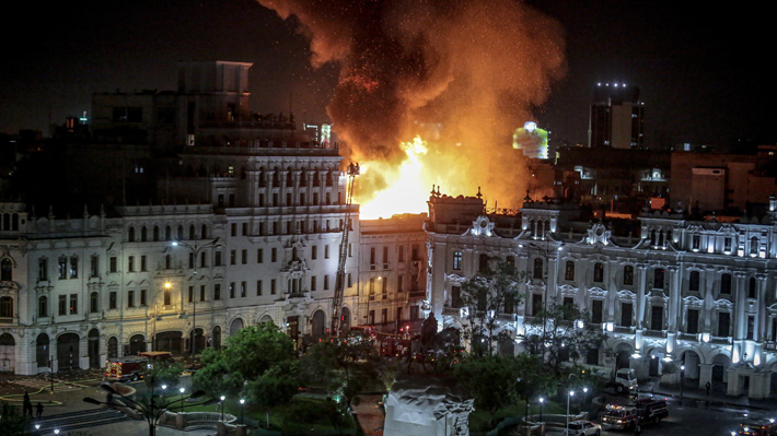 Incendio afecta a histórico edificio cercano a Plaza San Martín en Lima en medio de nueva jornada de manifestaciones | Emol.com