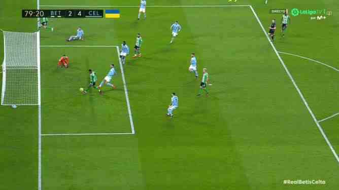 "¿El errado del año?": Mira el gol imposible que se perdió defensa del Betis de Pellegrini ante Celta