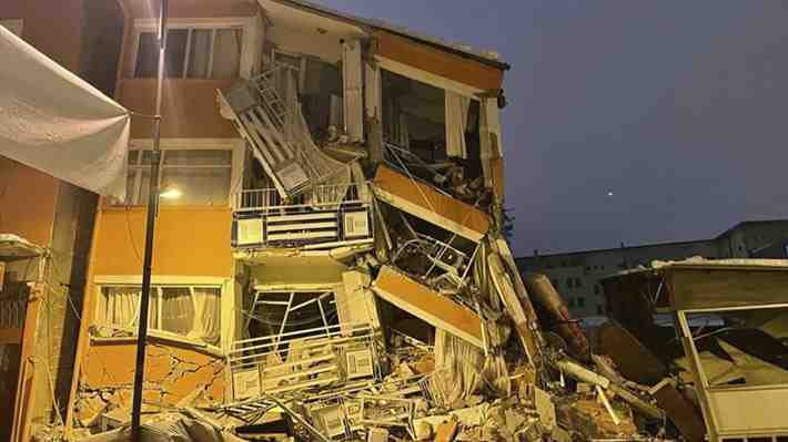 Cientos de muertos y miles de heridos deja terremoto que sacudió a Turquía y Siria: Más de mil edificios se derrumbaron