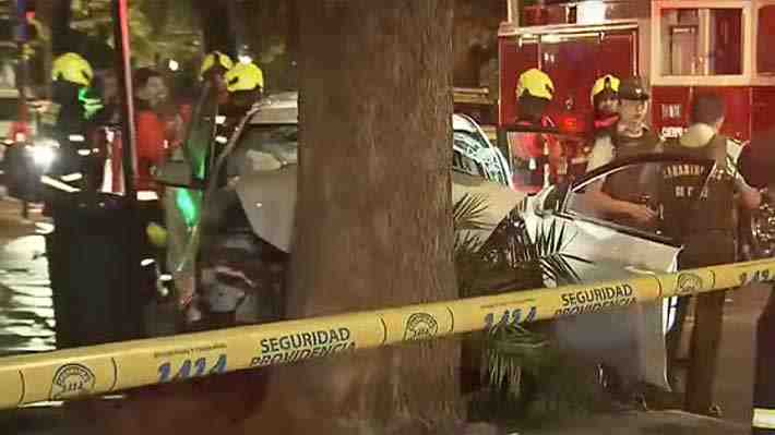 Conductor muere tras chocar violentamente contra un árbol en Providencia: Copiloto está grave