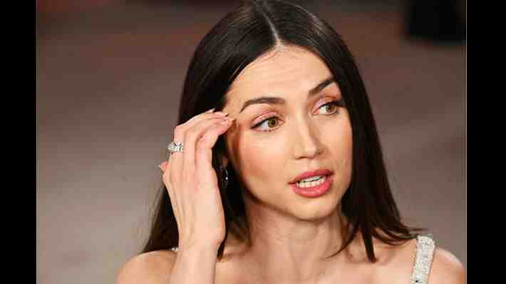 Extraño comentario de reportero descoloca a Ana de Armas en los Oscar: "Yo no viví en ningún sillón"