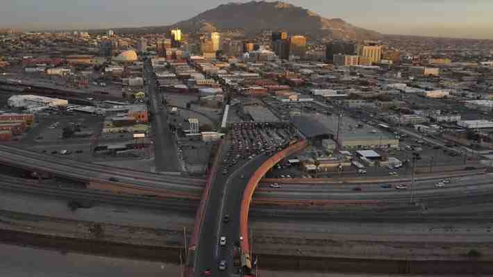 Video| Alentados por un falso rumor, grupo de migrantes intentó cruzar frontera entre EE.UU. y México pero fueron bloqueados