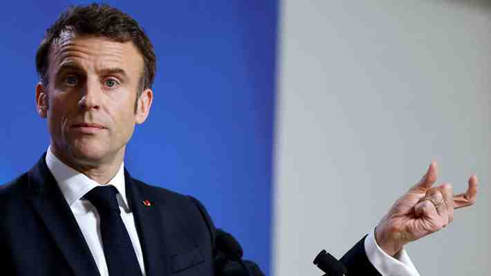 Video: El criticado momento en que Emmanuel Macron se saca un reloj de lujo en plena entrevista televisiva