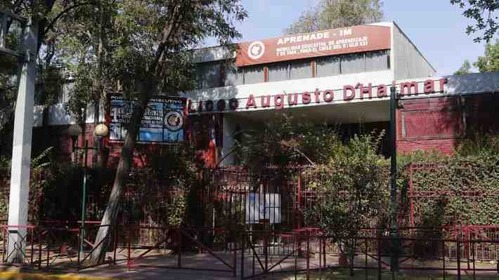 A tres semanas de iniciado el año escolar, apoderados del Liceo Augusto D'Halmar evalúan retirar a sus hijos