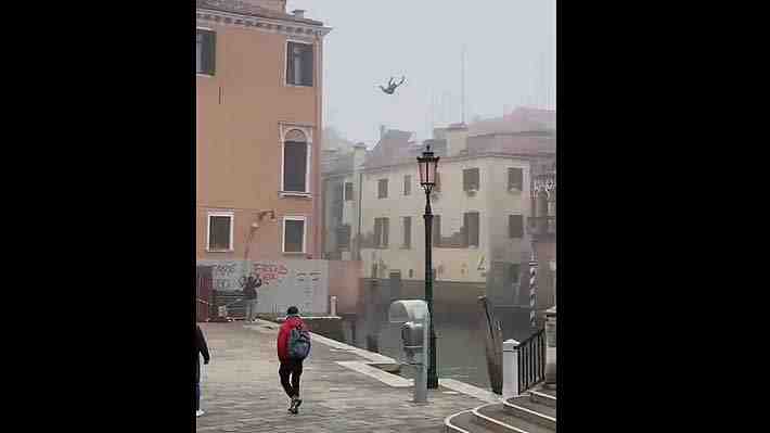 Video: Hombre salta desde edificio al Gran Canal de Venecia y alcalde pide ayuda para identificarlo