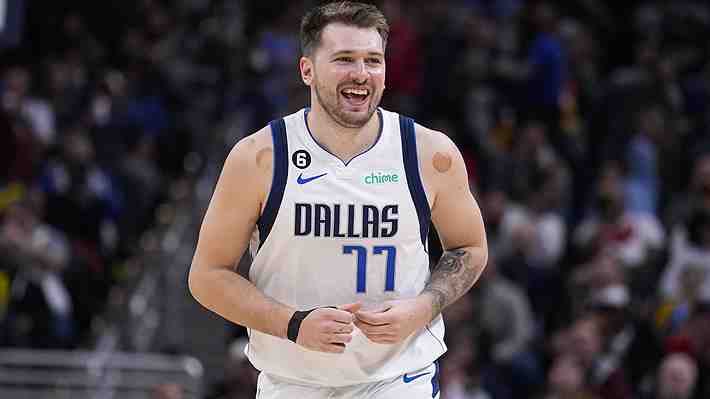 "Solo un jugador en el mundo lo puede hacer": Mira la extraordinaria asistencia de Doncic en la NBA que incluso LeBron tildó de "demencial"