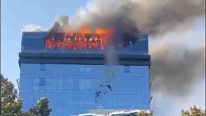 Se registra incendio en piso 15 de edificio en Vitacura: Hay desprendimiento de vidrios desde las alturas