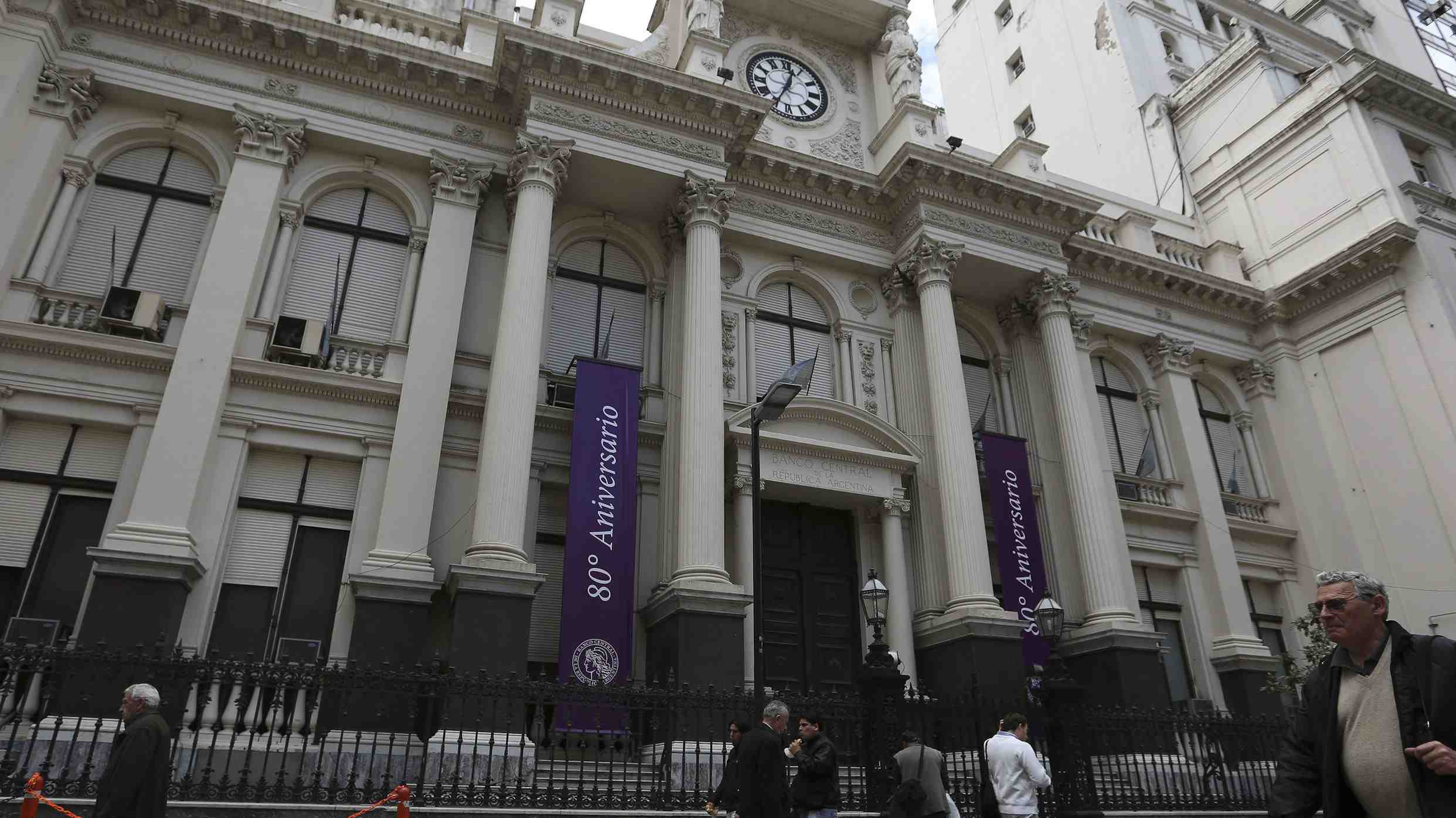 Banco Central de Argentina elevará bruscamente la tasa de interés hasta 91% en medio de crisis cambiaria