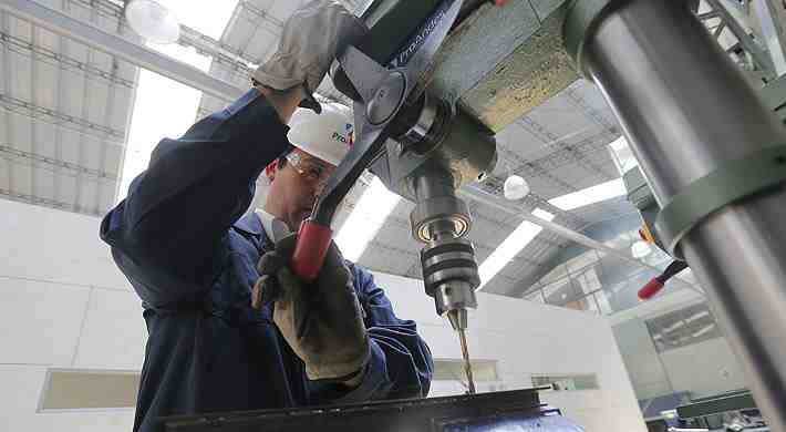 Producción industrial vuelve a retroceder en marzo y registra su peor desempeño en casi tres años
