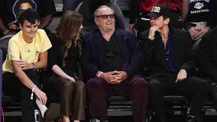 En medio de rumores sobre su salud: Jack Nicholson reaparece en público y se llena de aplausos en partido de Los Lakers