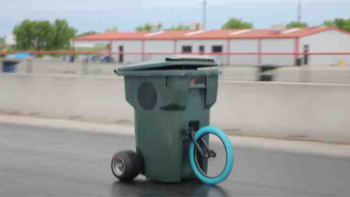 Youtuber creó el tarro de basura más rápido del mundo: alcanzó los 101 km/h
