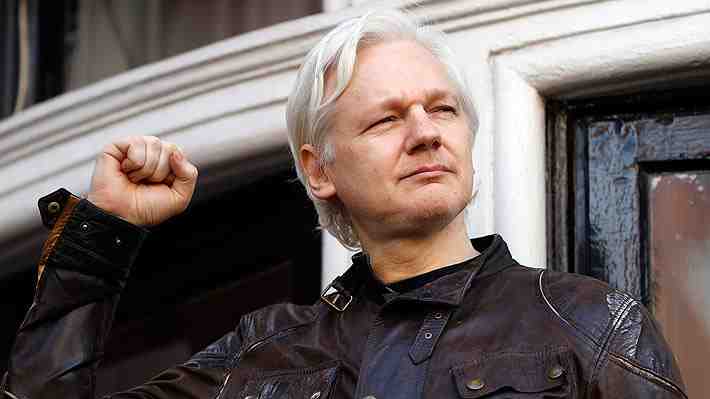 Julian Assange pide a Carlos III que lo visite en la cárcel: "Un honor digno de un rey"
