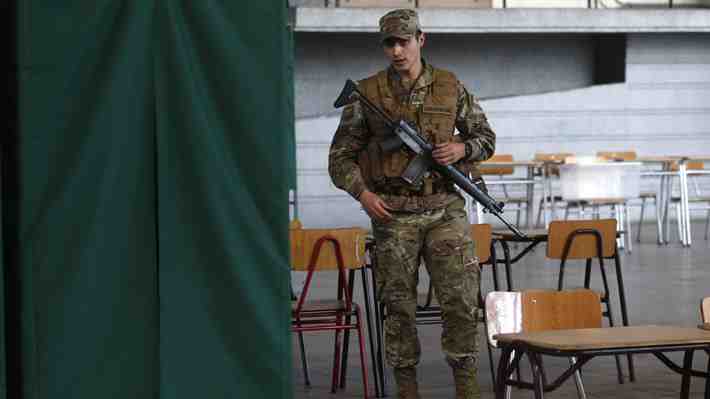 Mujer es detenida tras intentar arrebatar arma a funcionario del Ejército en local de votación en Puente Alto