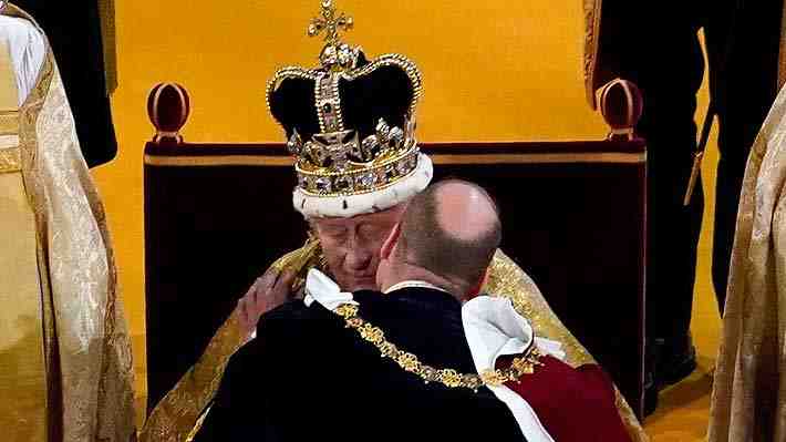 Emocionante momento: ¿Qué se dijeron Carlos III y su hijo William en minuto clave de la coronación?