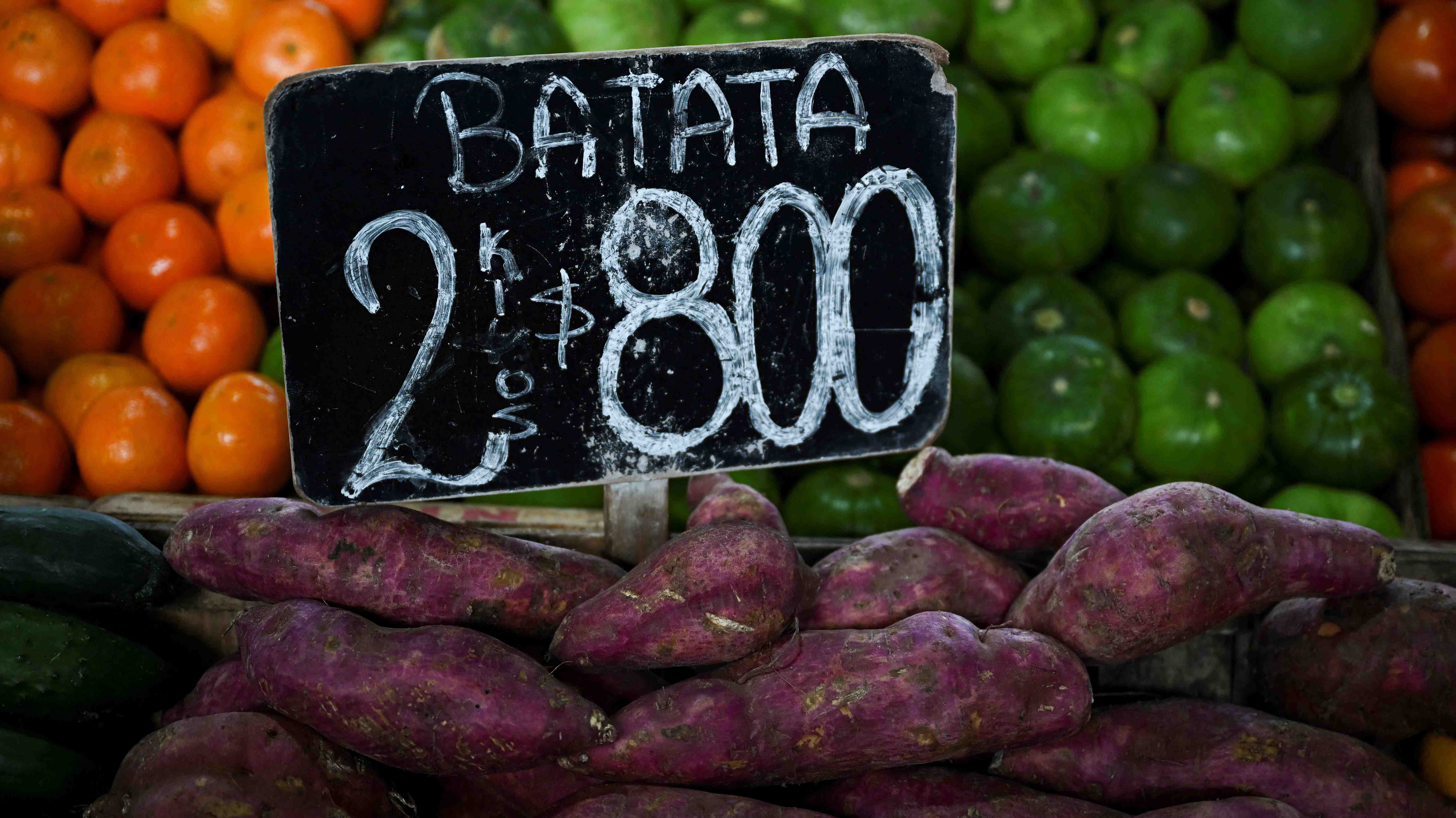 Descontrolada inflación en Argentina se acelera aún más en abril y dato anual ya roza el 110%