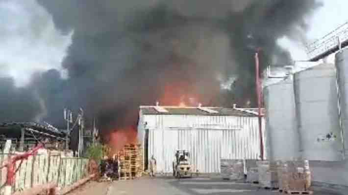 Controlan incendio que afectó a empresa en Lampa: Estructura terminó colapsada