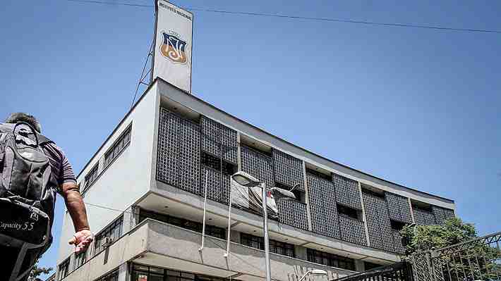 Instituto Nacional amanece tomado tras votación del Centro de Estudiantes y a tres días de que asumiera nueva rectora