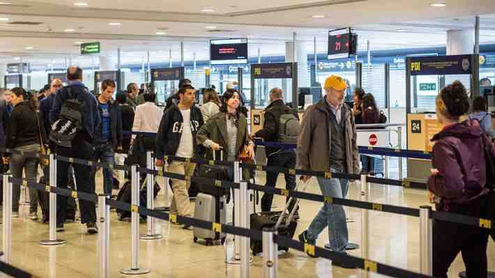 Embajada de EE.UU. dice que trabaja con Chile en sistema de intercambio de información penal de quienes usan Visa Waiver