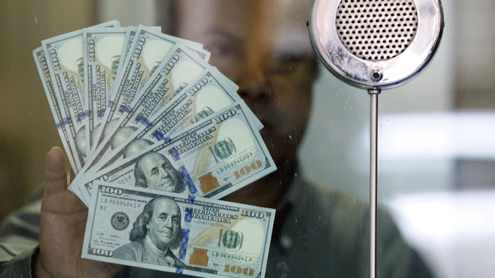 Dólar sube sobre los $800 ante expectación por negociaciones para aumentar techo de deuda en EE.UU