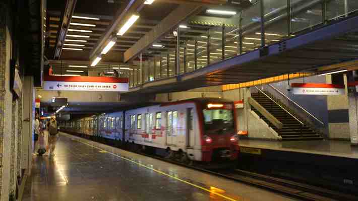 Metro de Santiago informa reducción de velocidad en sus tramos abiertos por pronóstico de lluvia en la RM