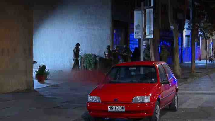 Dos adolescentes mueren en Santiago: Habrían sido baleados por conductor al que intentaron hacer un portonazo