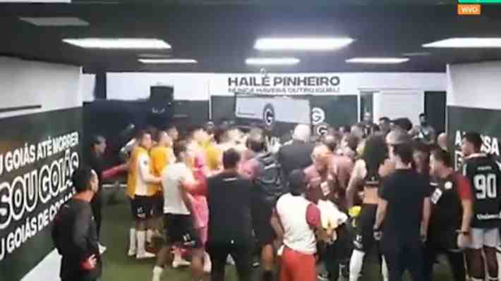 Bochorno en la Sudamericana: Jugadores terminan a golpes en el túnel y la policía interviene con gas pimienta... Imágenes