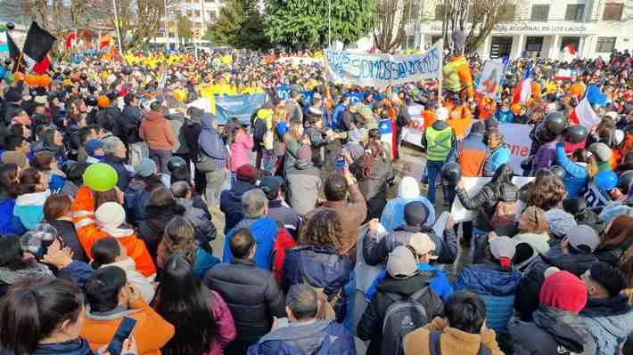 Trabajadores salmoneros marchan en Puerto Montt en contra de proyecto de ley del Gobierno: Acusan afectación al empleo