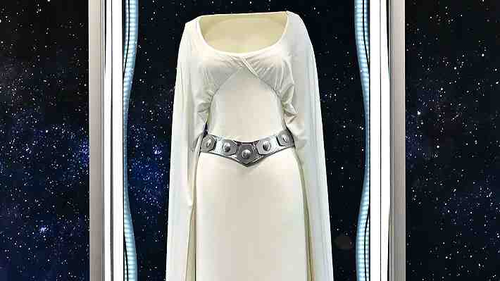 Subastarán icónico vestido blanco que Carrie Fisher usó en &#34;Star Wars&#34;