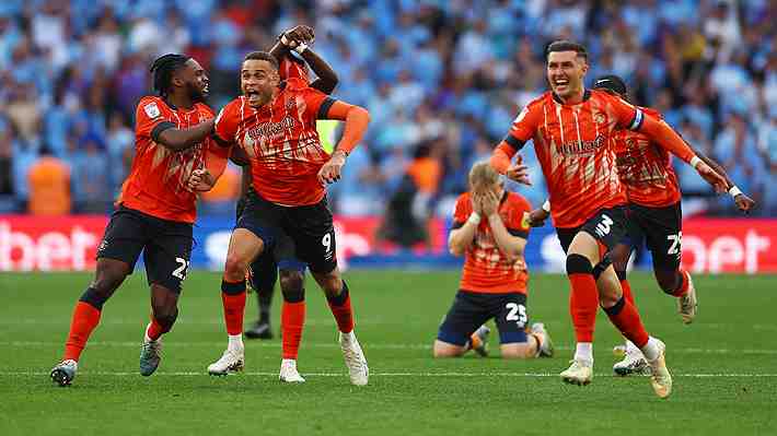 Hazaña en el fútbol inglés: El modesto Luton asciende a la Premier en una dramática serie a penales ante Coventry... Mira los festejos