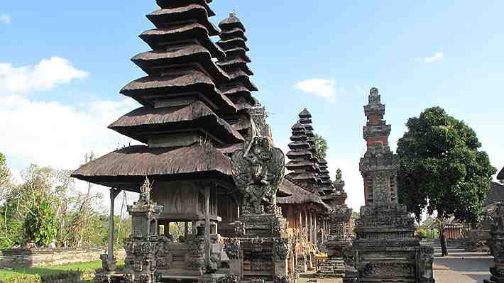 Bali prohíbe a los turistas subir a árboles sagrados, desnudarse en lugares de culto o decir insultos en público