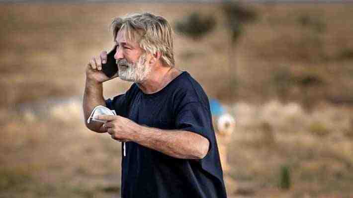 Juez aprueba acuerdo al que llegó Alec Baldwin y la familia de Halyna Hutchins, directora fallecida en el rodaje de "Rust"