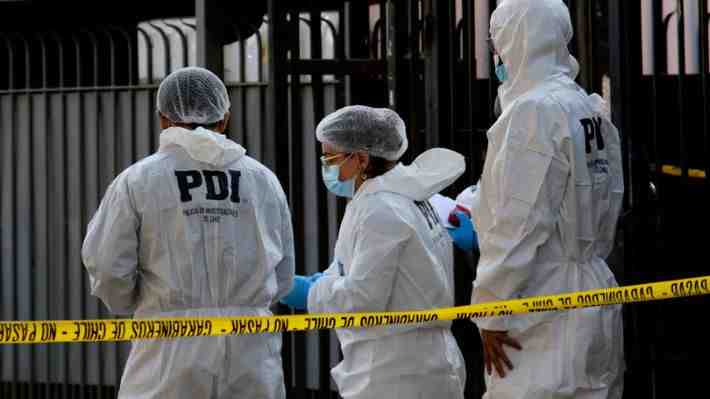 Doble homicidio en Peñalolén: Sujetos disparan en cerca de 10 ocasiones en contra de vehículo