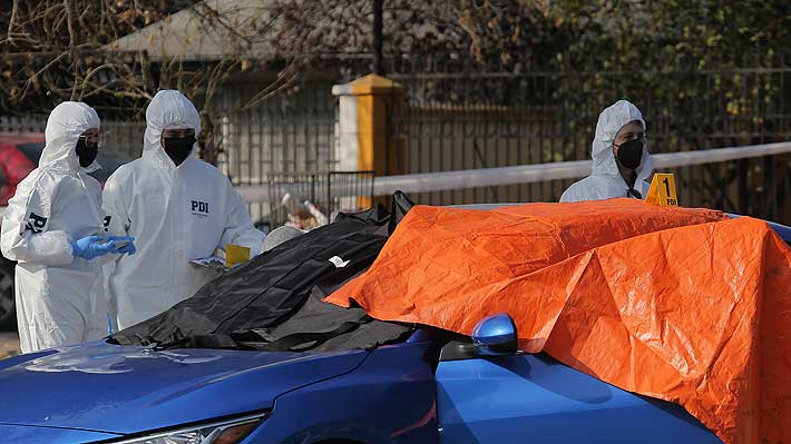 Dos hombres mueren baleados al interior de un vehículo en Santiago Centro