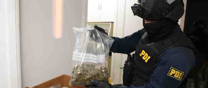 Operativo deja a 11 personas detenidas en Quinta Normal y Santiago: Se dedicaban al comercio de drogas