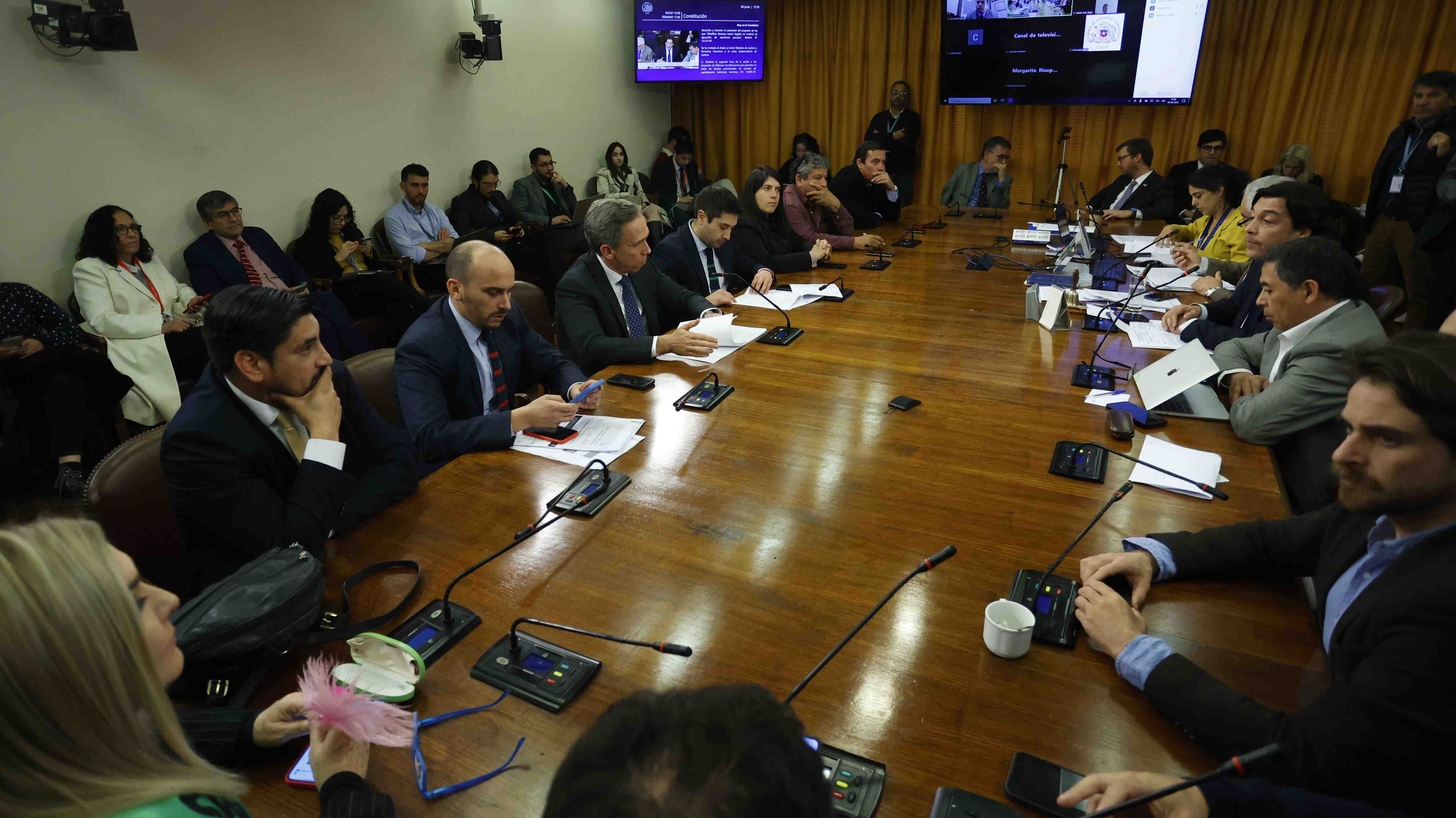 Comisión de Constitución de la Cámara rechaza nuevo retiro de pensiones: Se votaría mañana en Sala con informe negativo