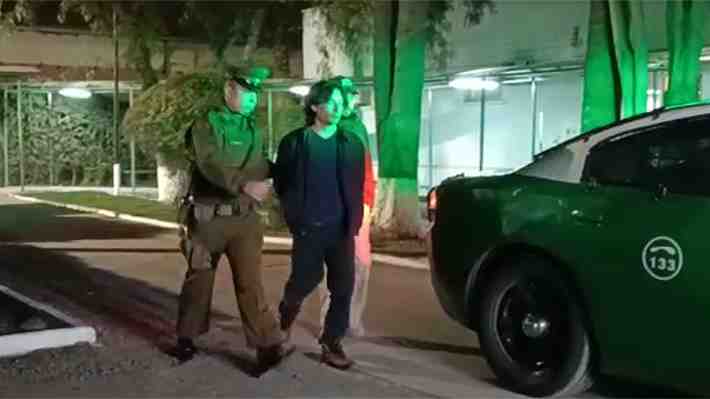 Estuvo prófugo casi dos años: Detienen a imputado por quemar la iglesia de Carabineros durante el estallido social